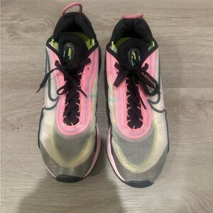 Nike women’s pink sneakers